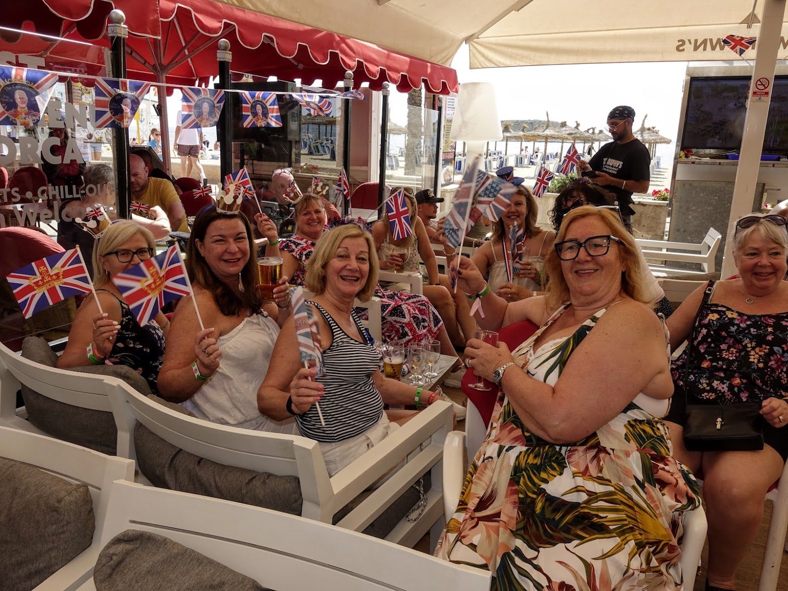 Carlos III de Inglaterra… y I de Magaluf: así viven los turistas británicos la ceremonia de coronación