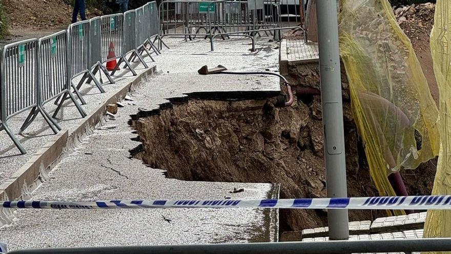 Gran parte de la calzada de la calle Oronella se ha venido abajo.