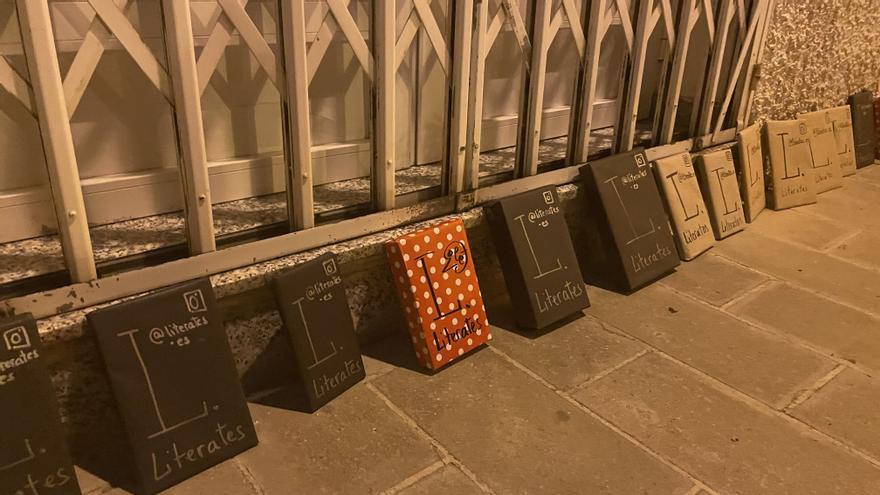 La zona norte de Alicante amanece con libros en sus calles