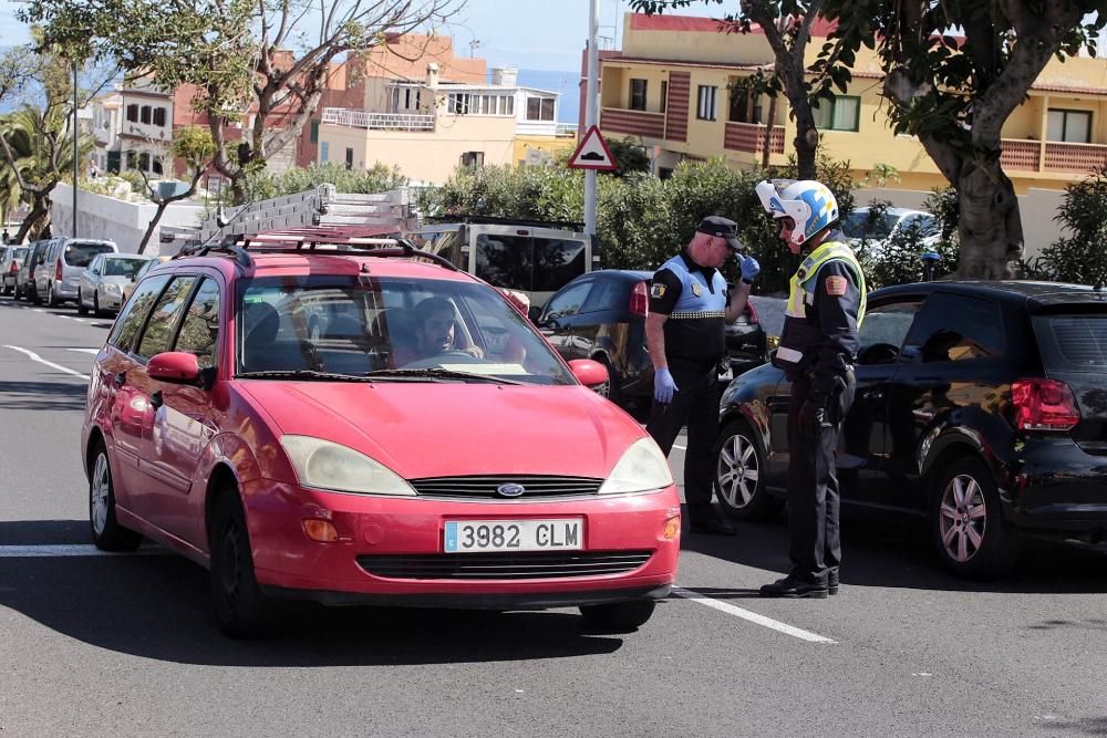 Controles de policía Local y ejército de tierra en el Puerto de la Cruz por la zona de La Vera. Coronavirus . 30/03/20  | 30/03/2020 | Fotógrafo: María Pisaca Gámez