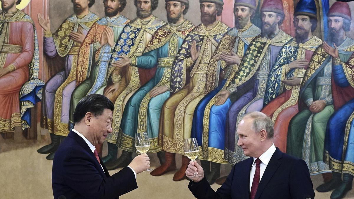 El presidente chino, Xi Jinping, y el ruso, Vladímir Putin, brindan durante una reunión en Moscú el 21 de marzo de 2023.