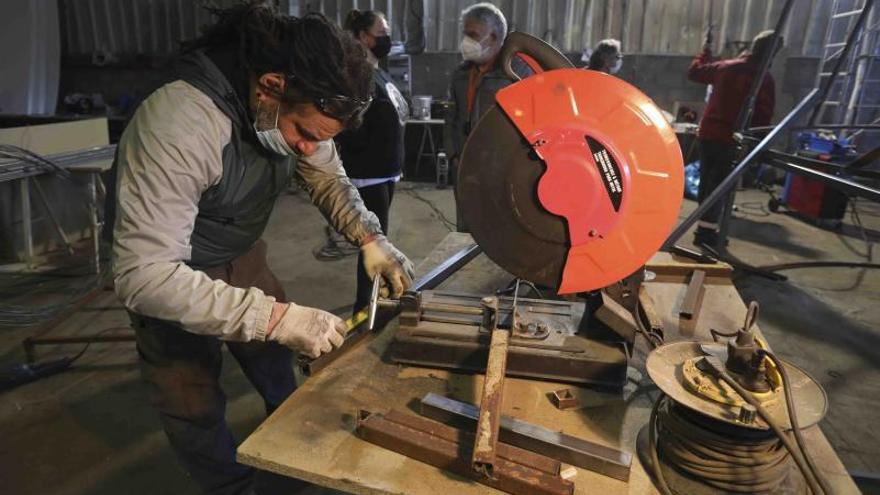 1. Susana Alonso con su hijo Xurde Blanco Alonso, de 9 años, preparando la carroza de la peña familiar “Los Alonso”. 2. Un antroxero ultimando algunos detalles de su artilugio, ayer, en la nave de Festejos, en la travesía de la Industria. 3. Mariví Monteserín y Yolanda Alonso charlando con Miguel Mulero y Carla García, de la peña “El Puntazu”. 4. Chus Rodríguez, de la peña “La Pecera”, una de las más veteranas del carnaval avilesina, con el equipo de soldadura. | Ricardo Solís