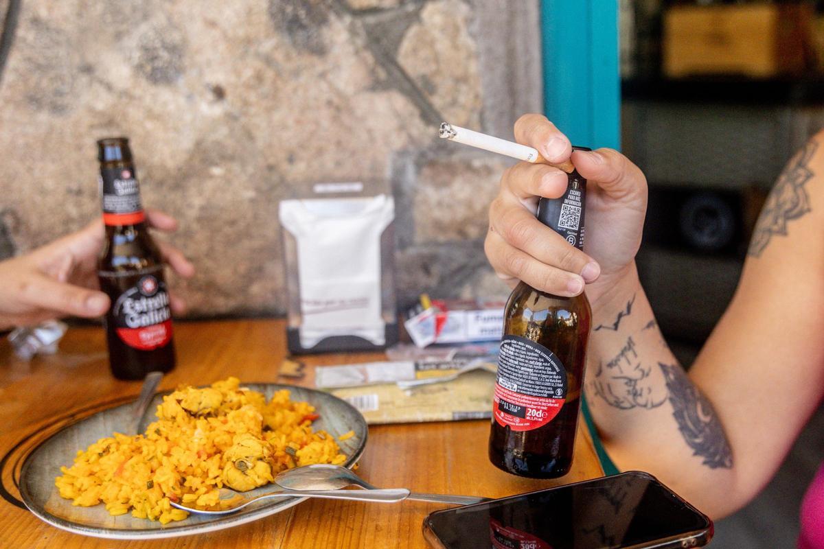 Archivo - Una persona fuma en una terraza, a 12 de septiembre de 2025, en Madrid (España). El Anteproyecto de Ley del tabaco aprobado en septiembre de 2025 en España supone la mayor reforma normativa en una década para reforzar la lucha contra el tabaquis
