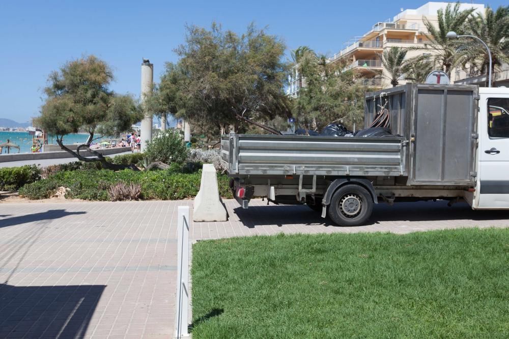 Colocación de barreras en la Platja de Palma