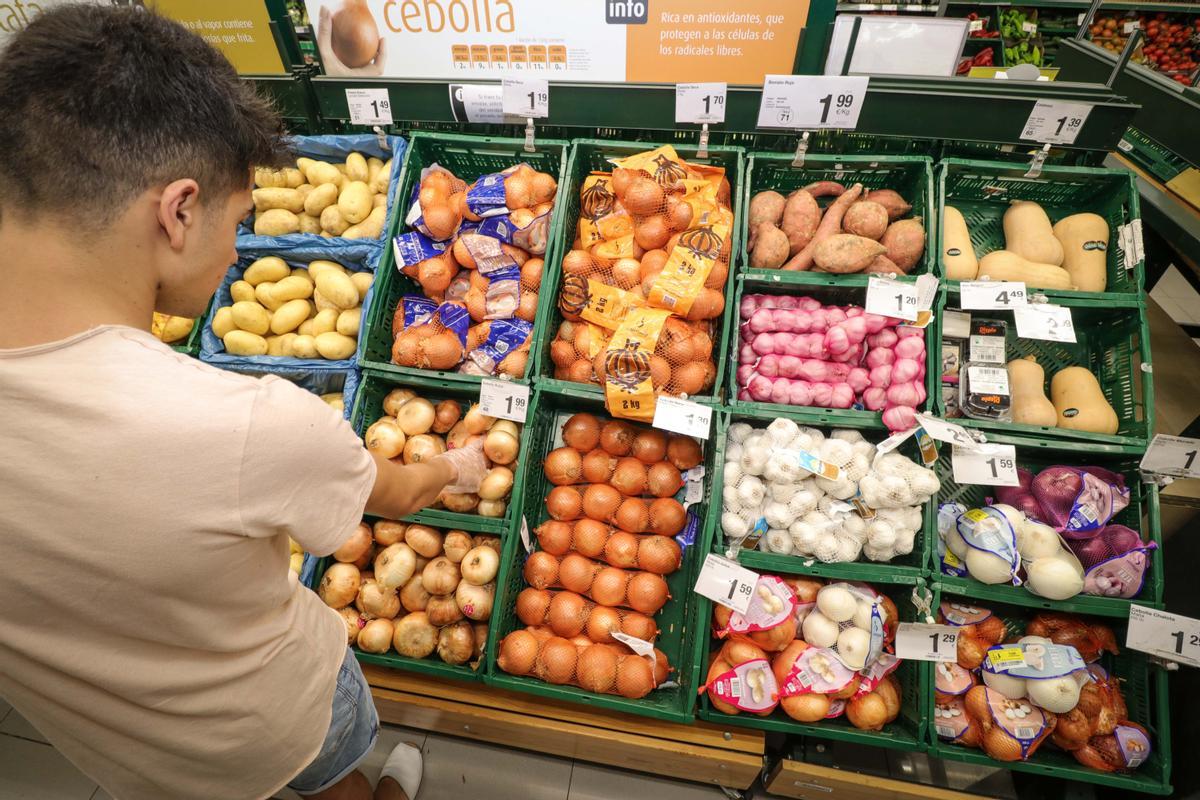 Un cliente en un supermercado de Alcoy.