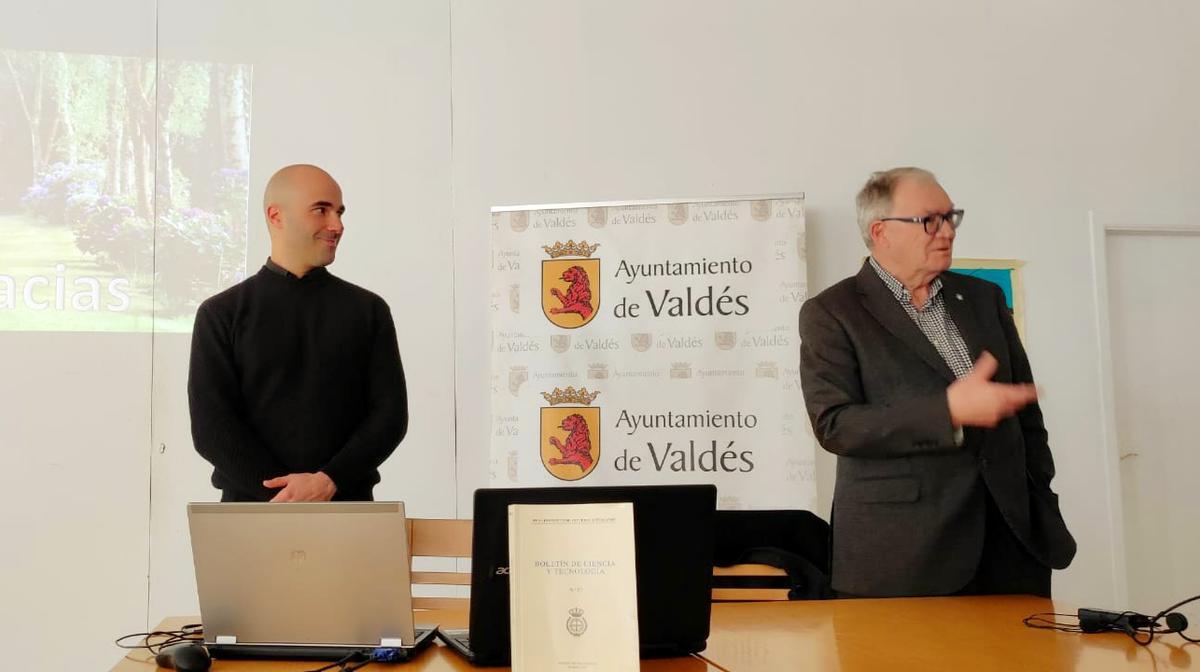 Por la izquierda, Nike García y Tomás Emilio Díaz, durante la presentación del catálogo.