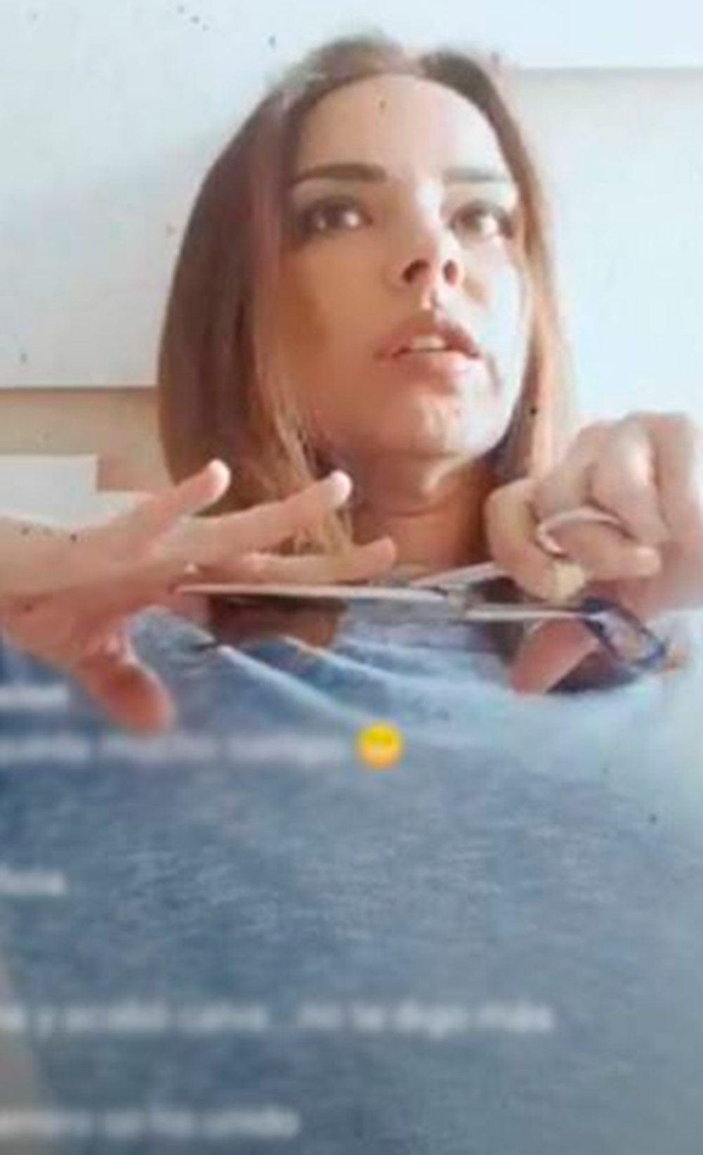 Chenoa intentado arreglar el destrozo.