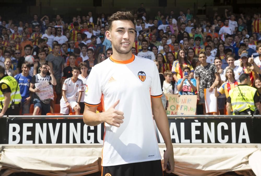 Munir, presentado con el Valencia CF