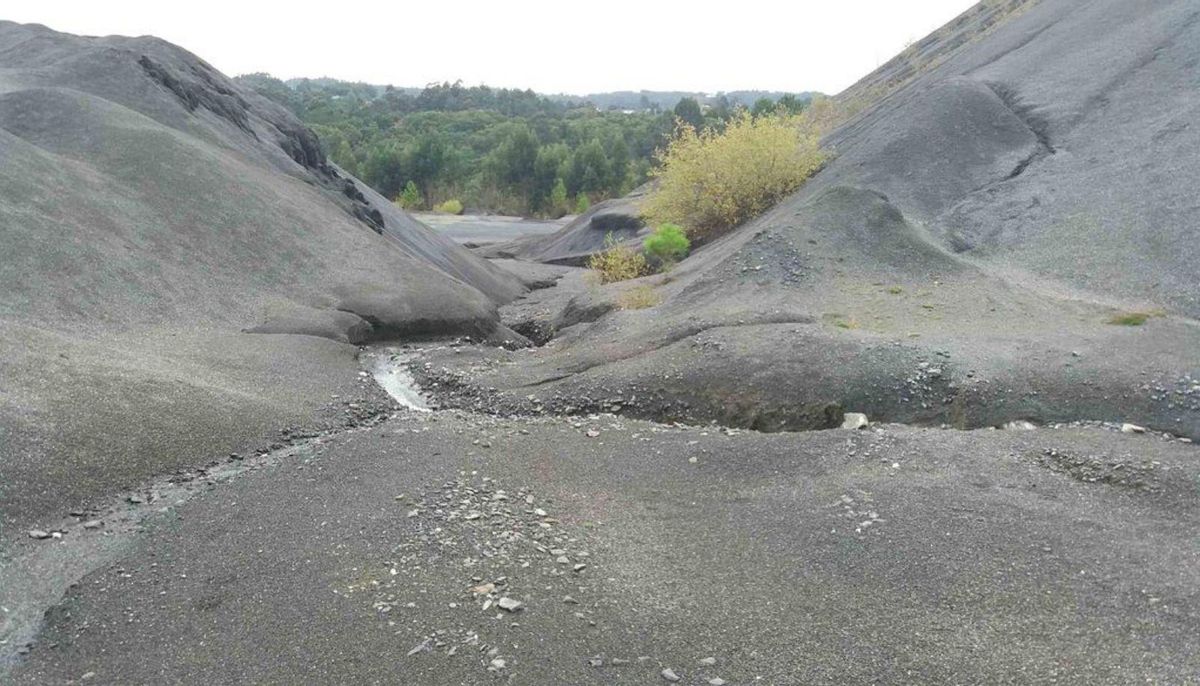 Os arrastres das precipitacións marchan pola ladeira cara oToxa.