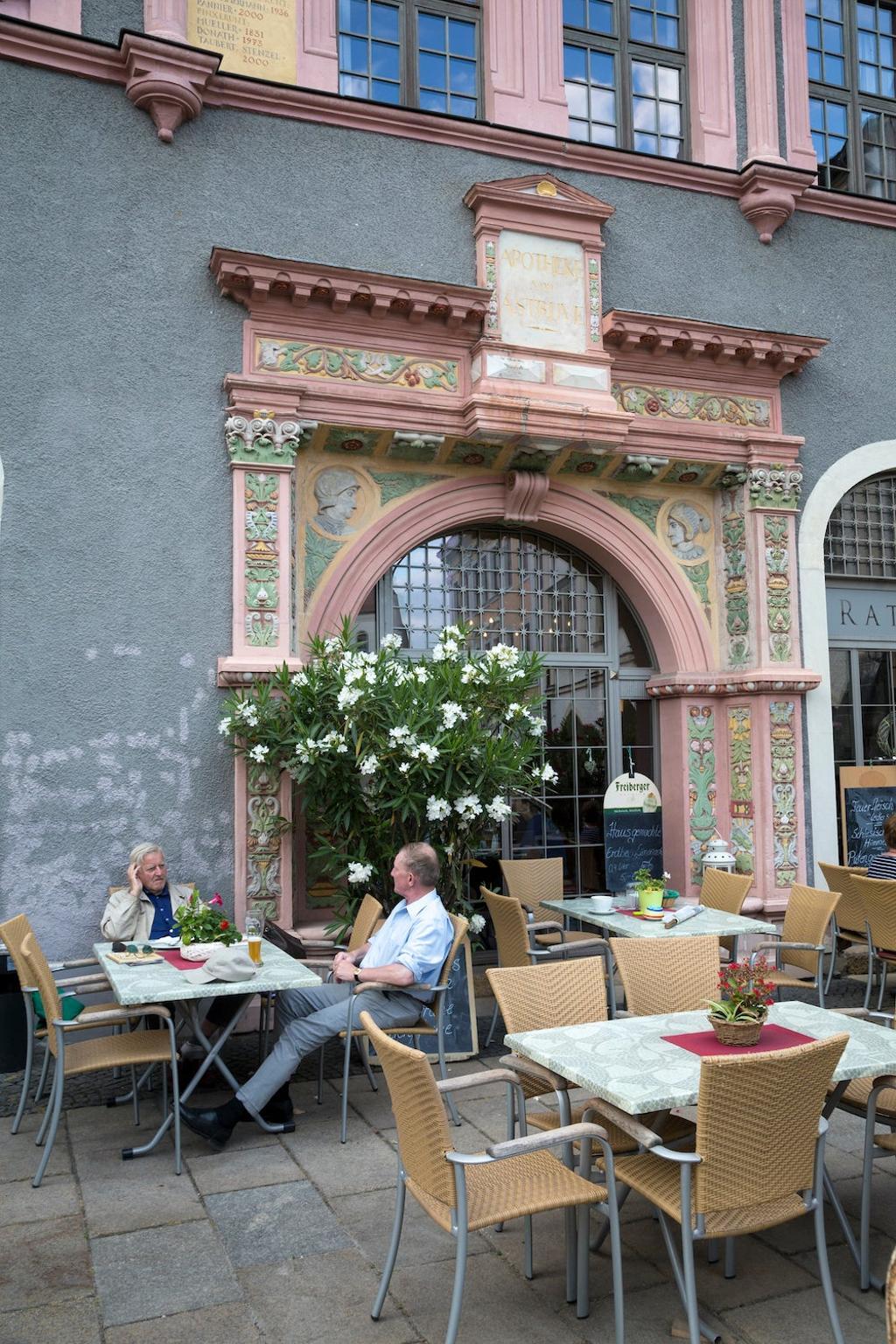 Terraza frente a la Ratsapotheke de Görlitz.