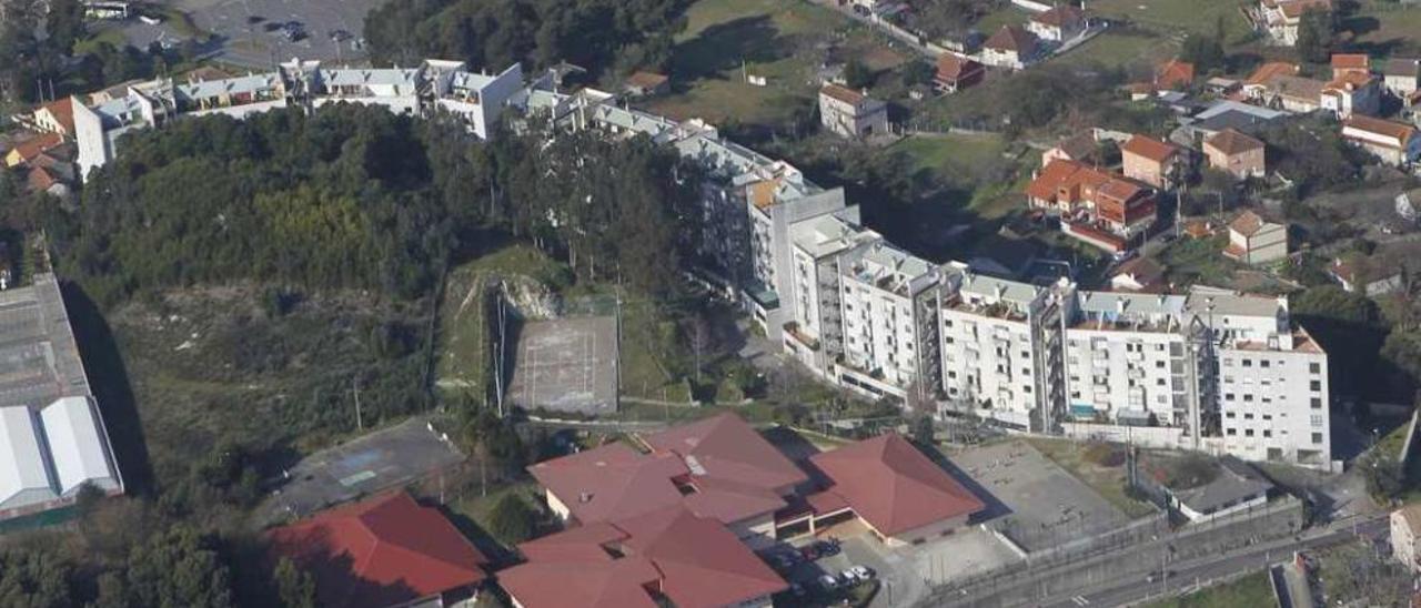 Vista aérea de la urbanización de O Piricoto, con más de un centenar de pisos, en Castrelos. // R. Grobas