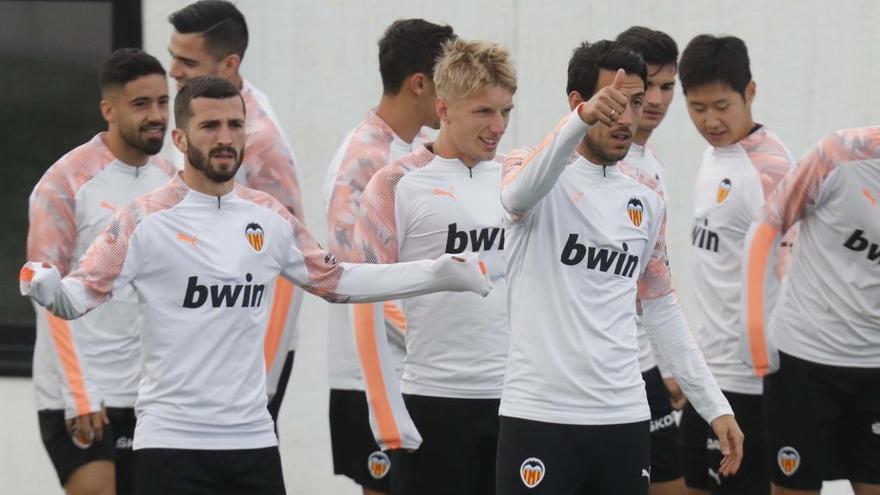 Dani Parejo, en primer plano junto a Gayà, ayer en Paterna.