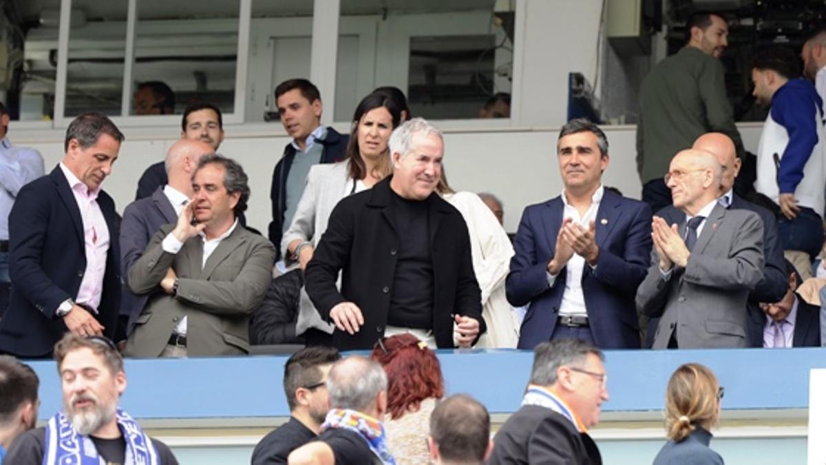 Jorge Mas, en el palco de La Romareda con los consejeros Mariano Aguilar y Juan Forcén en la izquierda de la imagen.