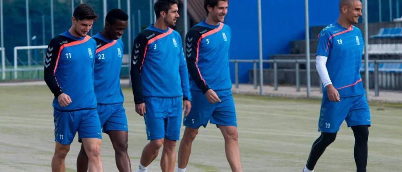 Desde la izquierda, Borja Valle, Koné, Bautista, David y Peña tras un entrenamiento del Oviedo.