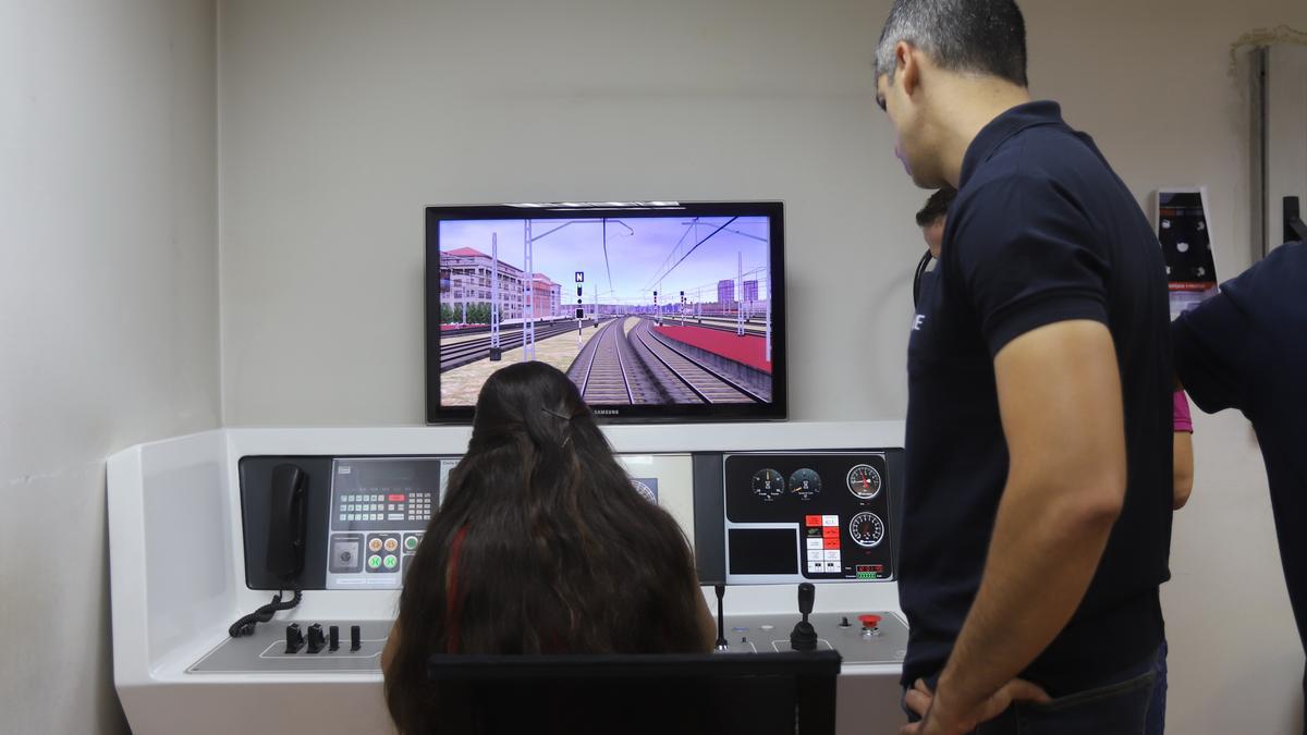 Una aspirante a maquinista de Renfe, en el simulador que hasta ahora se ubicaba en la estación de El Portillo.