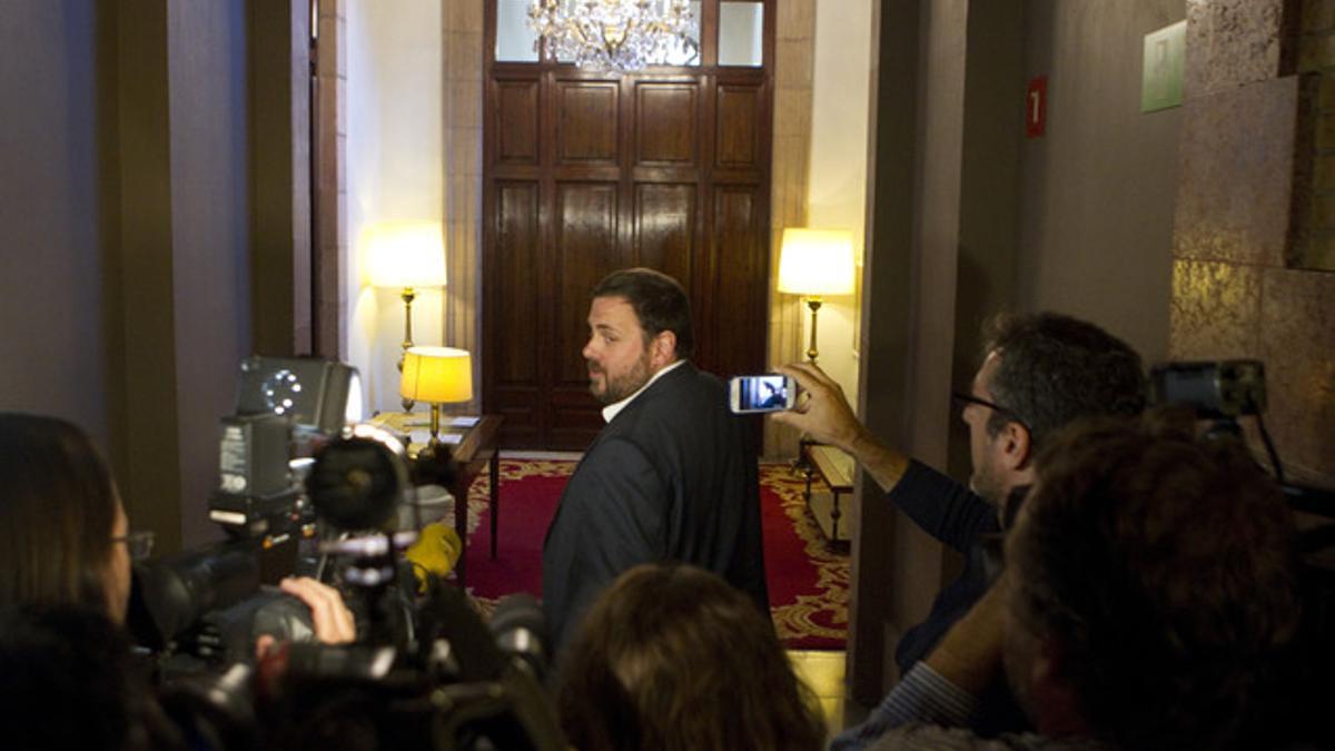 El líder de ERC, Oriol Junqueras, en los pasillos del Parlament, el miércoles.