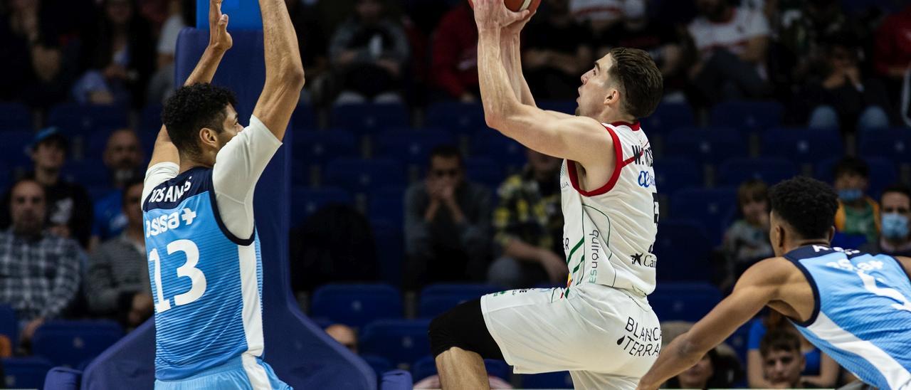 Van Beck lanza a canasta durante el partido ante el Estudiantes.