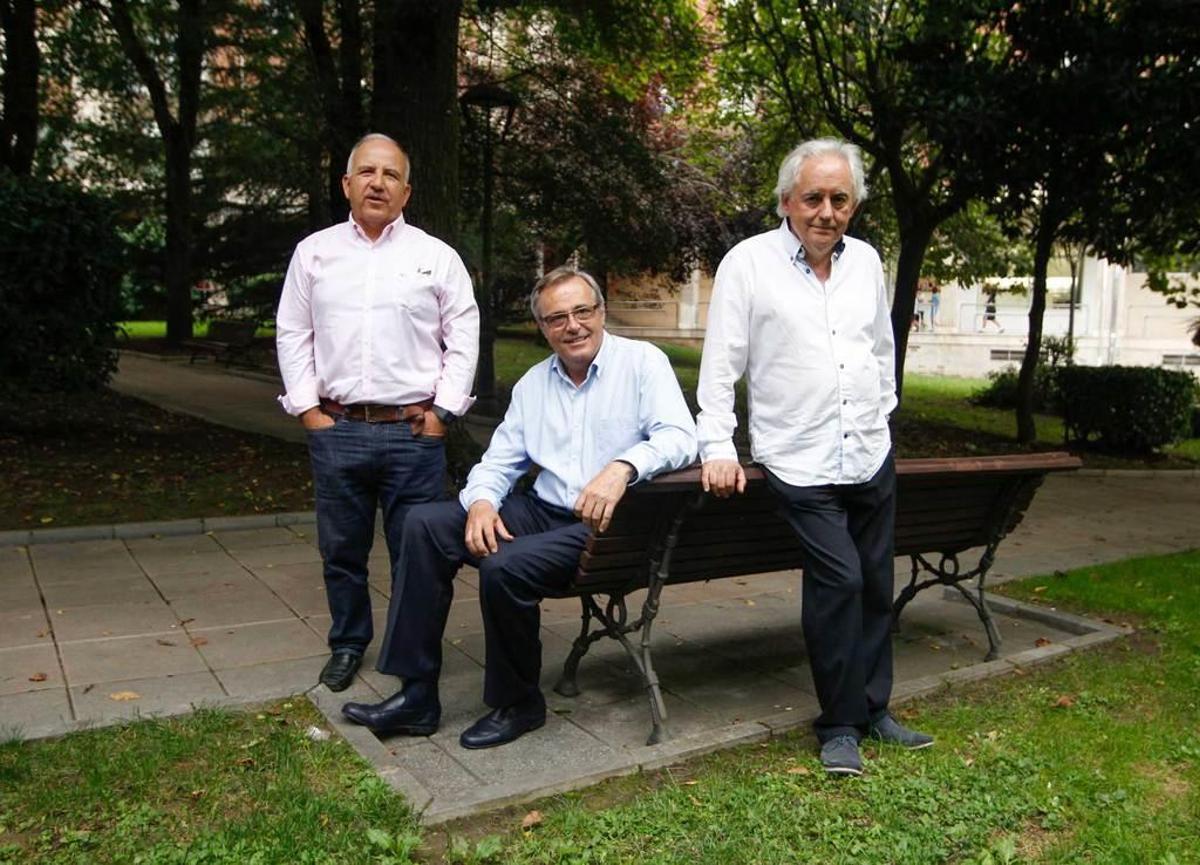 Por la izquierda, Chema Fernández Rodríguez-Lacín, Antonio Hedrera Peláez y Manuel A. Fernández Barrial, en Lugo de Llanera.