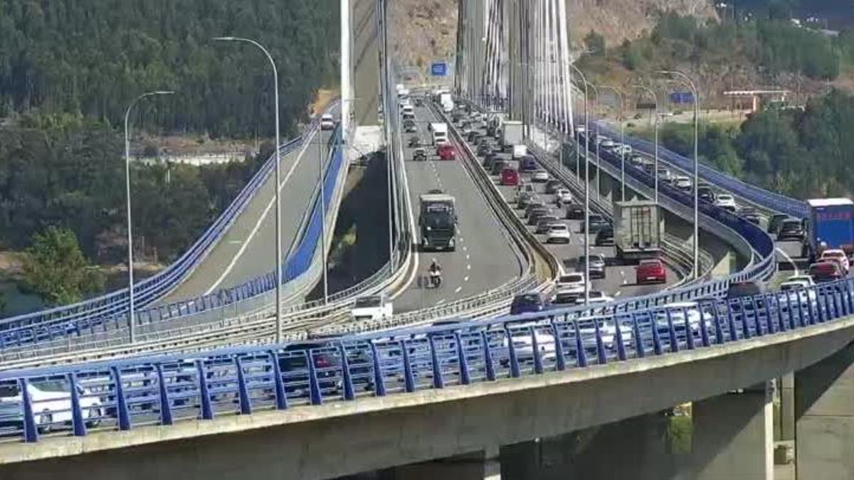 Imagen del atasco en Rande provocado por la colisión de dos vehículos este lunes