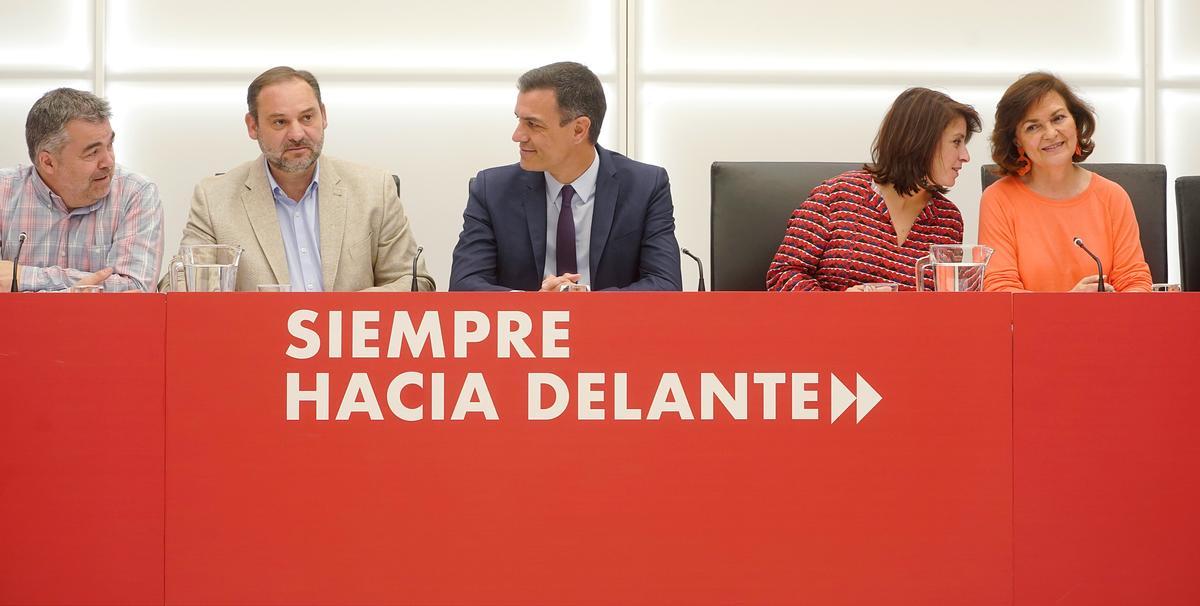 El presidente del Gobierno y secretario general del PSOE, Pedro Sánchez, flanqueado por Santos Cerdán (i), José Luis Ábalos, Adriana Lastra y Carmen Calvo, en la reunión de la ejecutiva federal del partido del 17 de mayo de 2019, en Ferraz. 