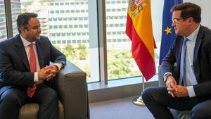 El consejero delegado de STC, Olayan Alwetaid, y el ministro para la Transformación Digital, Óscar López.