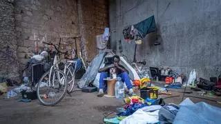 Desalojadas una treintena de personas sin hogar de un asentamiento de la Ronda Litoral