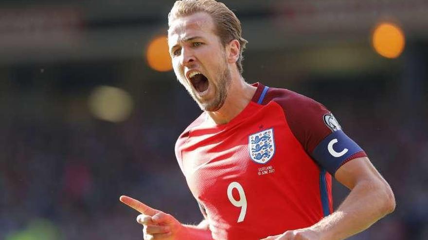 Harry Kane celebra el segundo gol de Inglaterra a Escocia. // Reuters