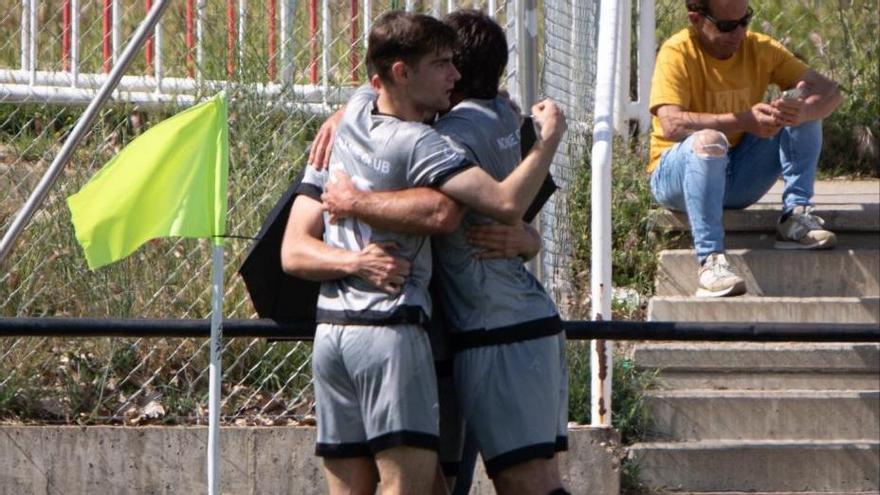 Tres jugadores del Noname celebran un gol. | NN