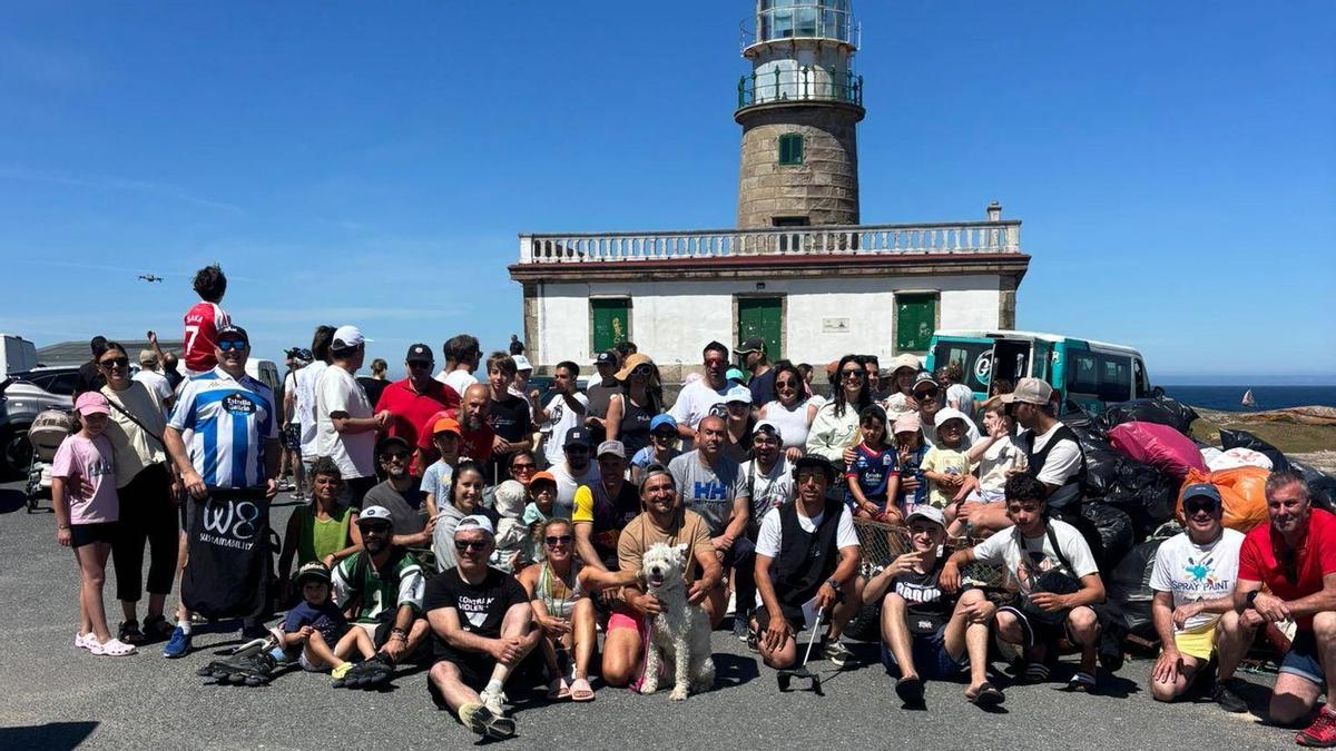Participantes en la recogida de basura que tuvo lugar en Corrubedo.