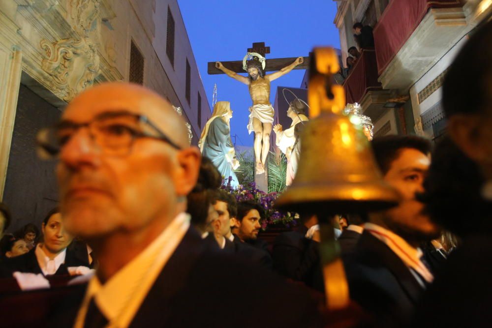 El numeroso cortejo de damas de mantilla caracteriza a esta hermandad