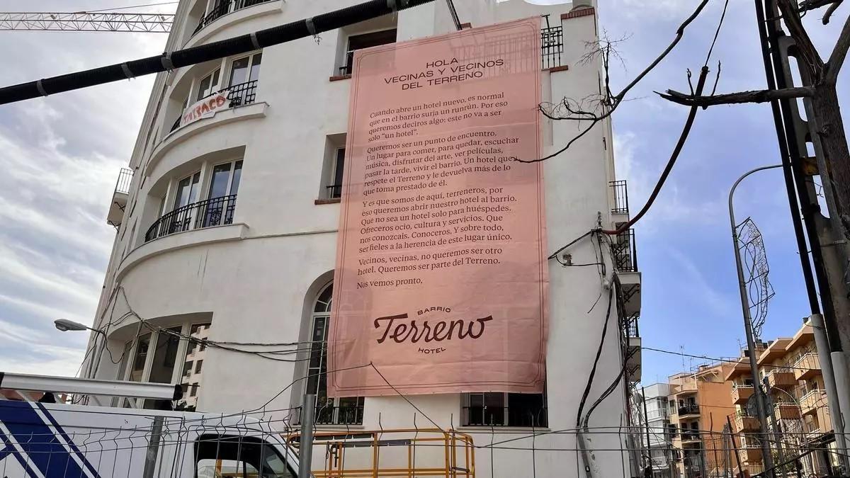 Mit diesem Banner wendet sich die Hotelleitung an die Anwohner.