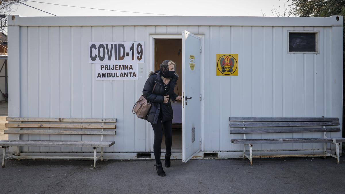 Instalación provisional para realizar test de covid-19 en la población kosovar de Laplje Selo.