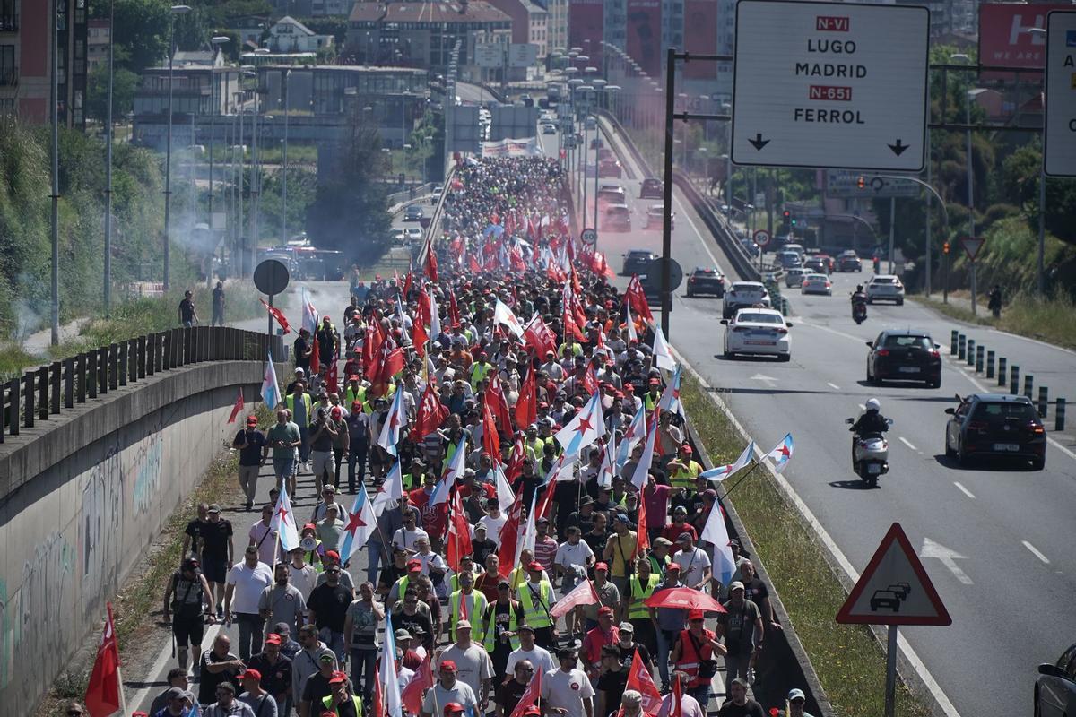 La manifestación del metal corta el acceso a A Coruña por Alfonso Molina La manifestación del metal corta el acceso a A Coruña por Alfonso Molina