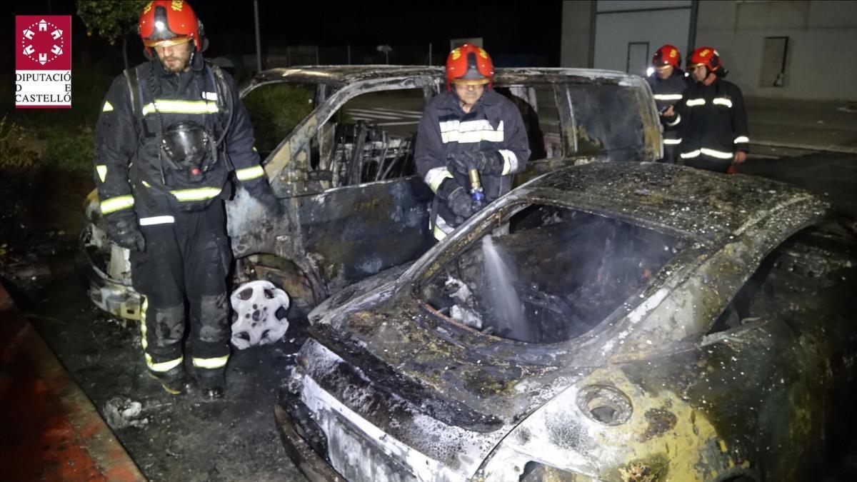 Calcinan cuatro vehículos en un polígono de Burriana