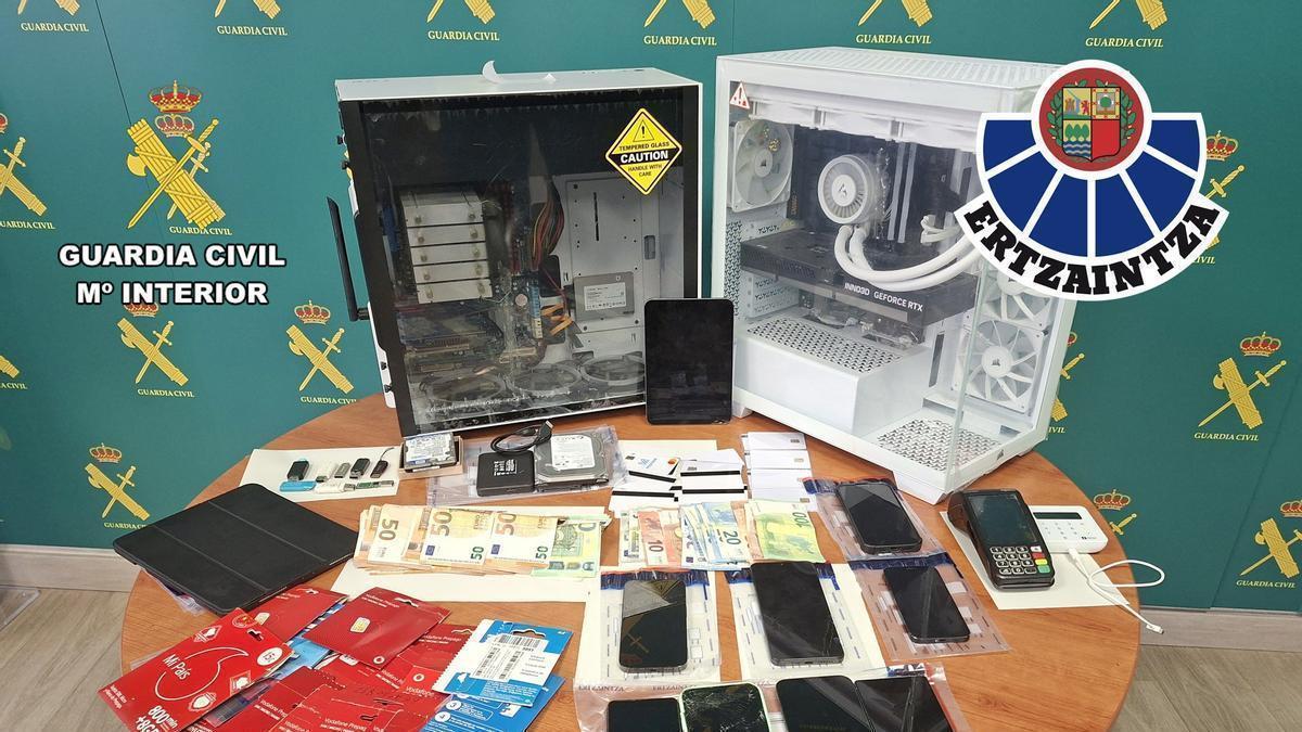 Varios objetos incautados durante la detención de los presuntos ciberdelincuentes.