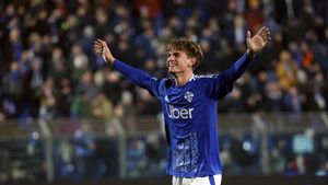 Nico Paz celebrando un gol con la camiseta del Como italiano