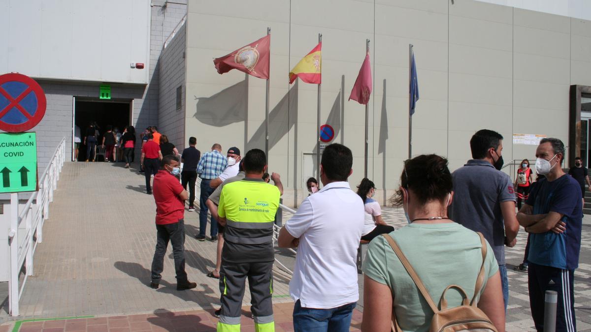 Colas para vacunarse a las puertas del Felipe VI.