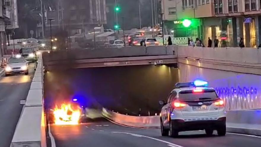 Retenciones al cortar al tráfico el túnel de Sol y Mar en Perillo por el incendio de un vehículo