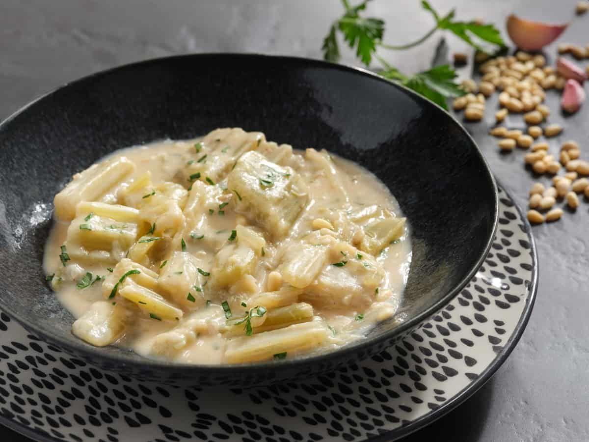 Plato de cardo con salsa de almendras típico de la Navidad en Aragón.
