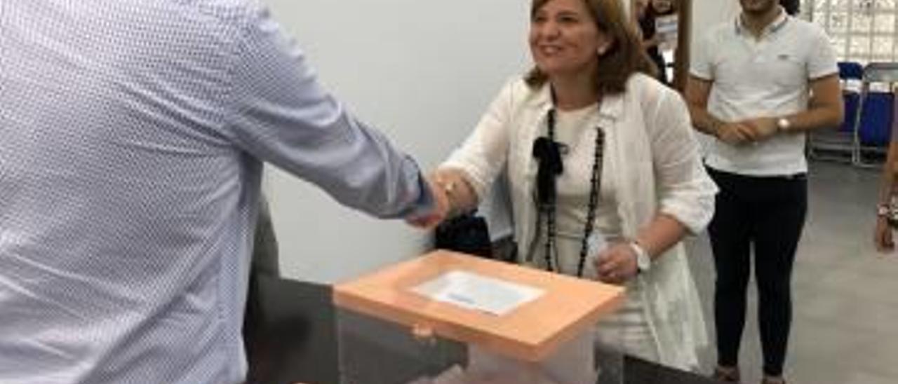 Isabel Bonig votando el jueves en la sede del Partido Popular en la localidad de la Vall d&#039;Uixó.