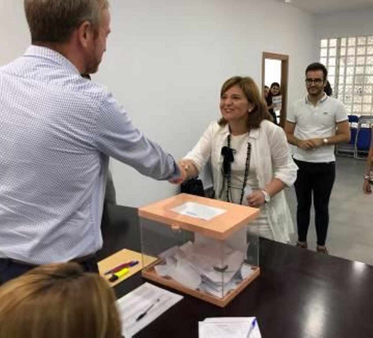 Isabel Bonig votando el jueves en la sede del Partido Popular en la localidad de la Vall d'Uixó.