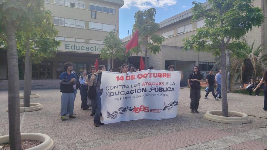 Vídeo | Alumnos de la Universidad de Murcia se manifiestan frente a la Facultad de Educación