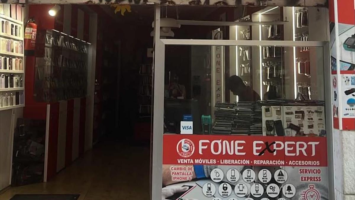 Un comercio del carrer Sindicat sin luz.
