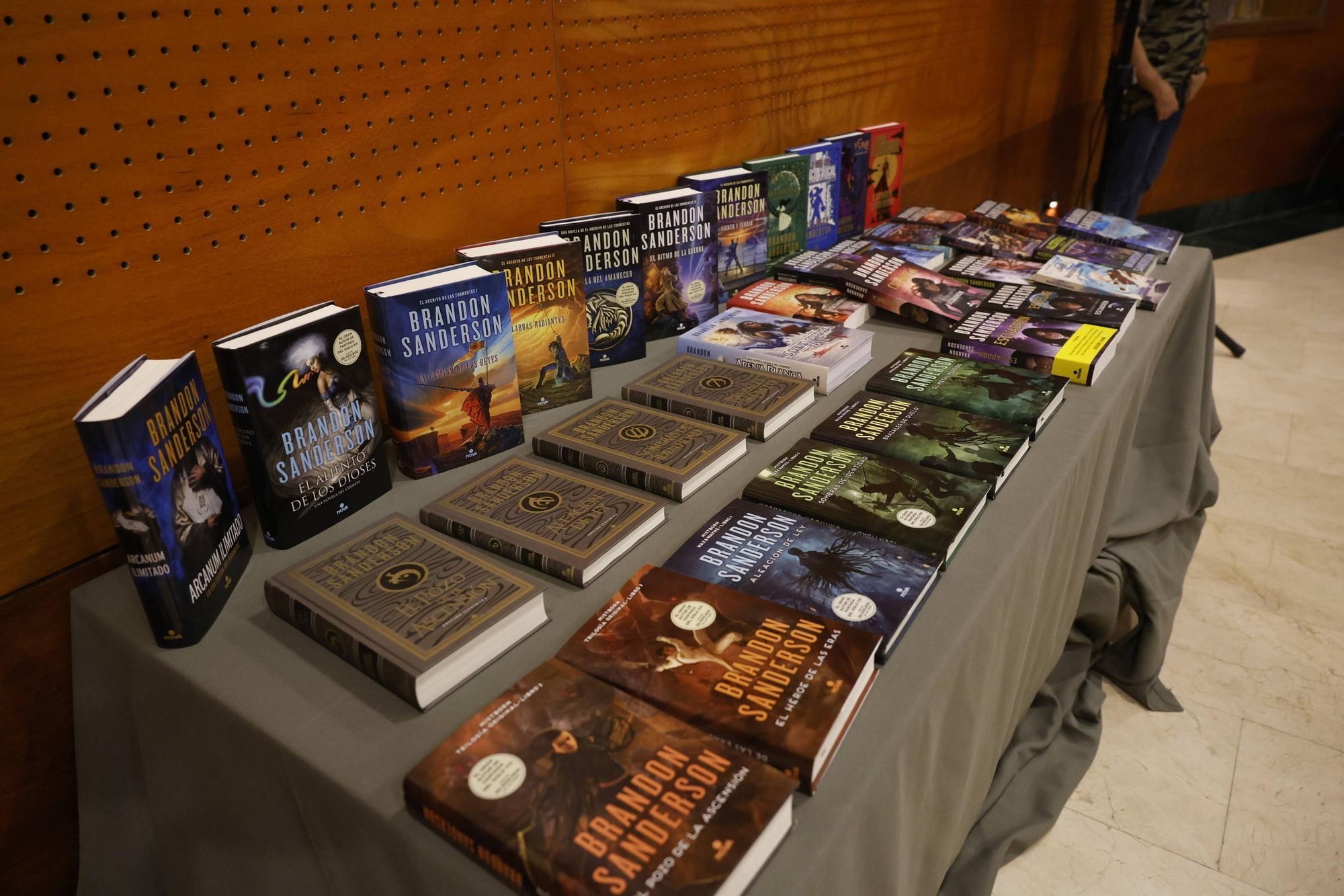 EN IMÁGENES: Brandon Sanderson desata la locura en su segundo día en Avilés
