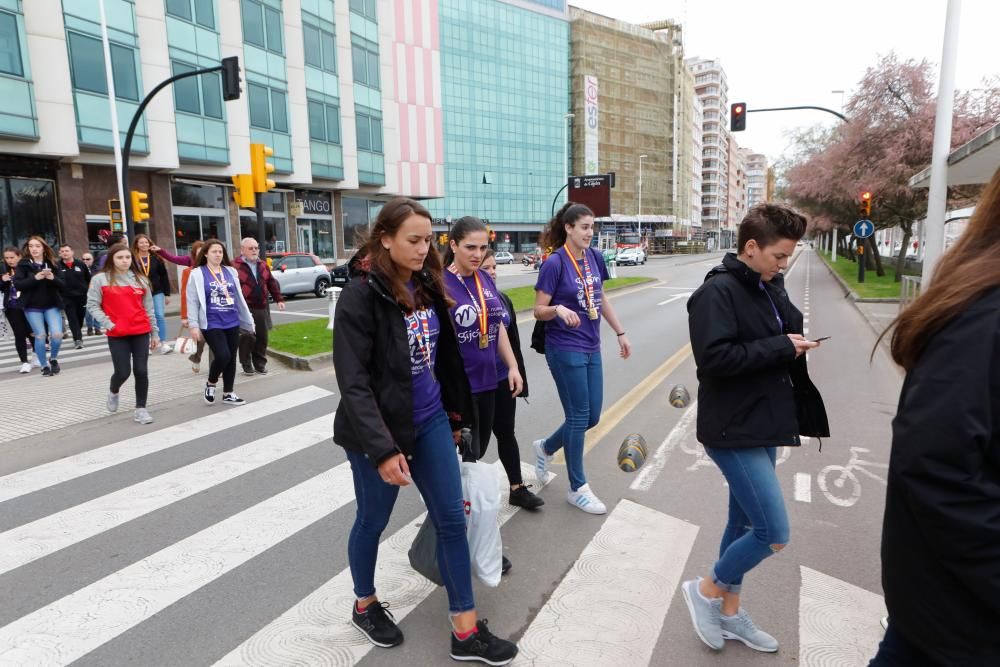 Jugadoras del Mavi balonmano celebran la Copa de la Reina en Gijón