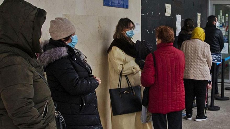 Colas en un centro de salud de Alicante cuya demanda se ha disparado los últimos días