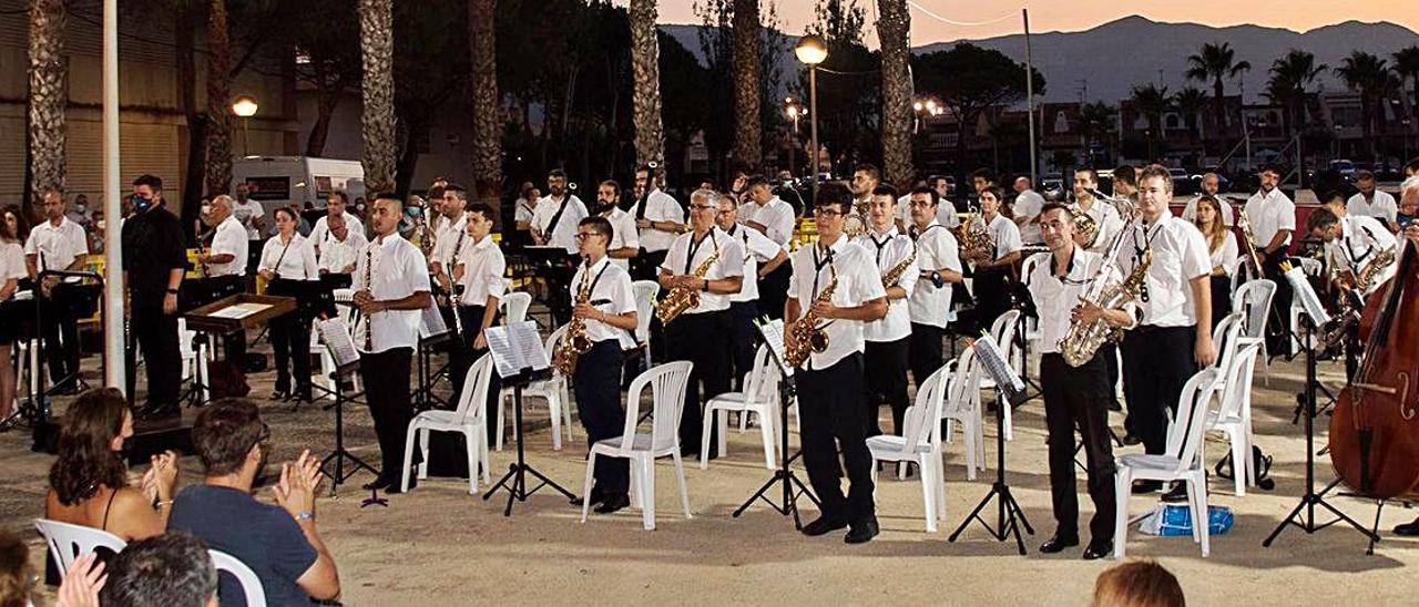 La banda de música de Tavernes actuarà junt al cantautor de Xàtiva, Pep Gimeno «Botifarra».          | VICENT ALBEROLA