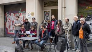 Rueda de prensa de los inquilinos del bloque número 15 de la calle Tapioles 