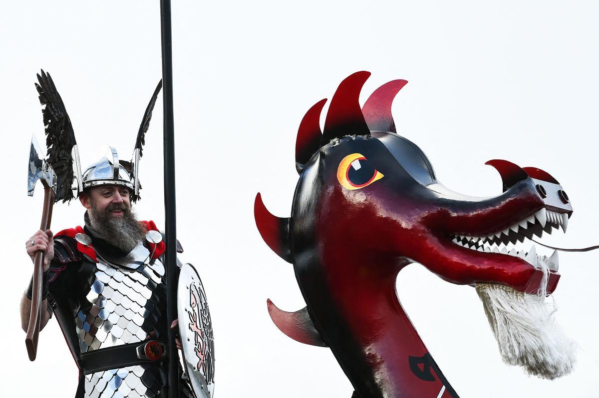 Celebración de la influencia de los vikingos escandinavos en las Islas Shetland, con hasta 1,000 guizers (hombres disfrazados) arrojando antorchas encendidas en su bote vikingo y prendiéndolo fuego más tarde en la noche.