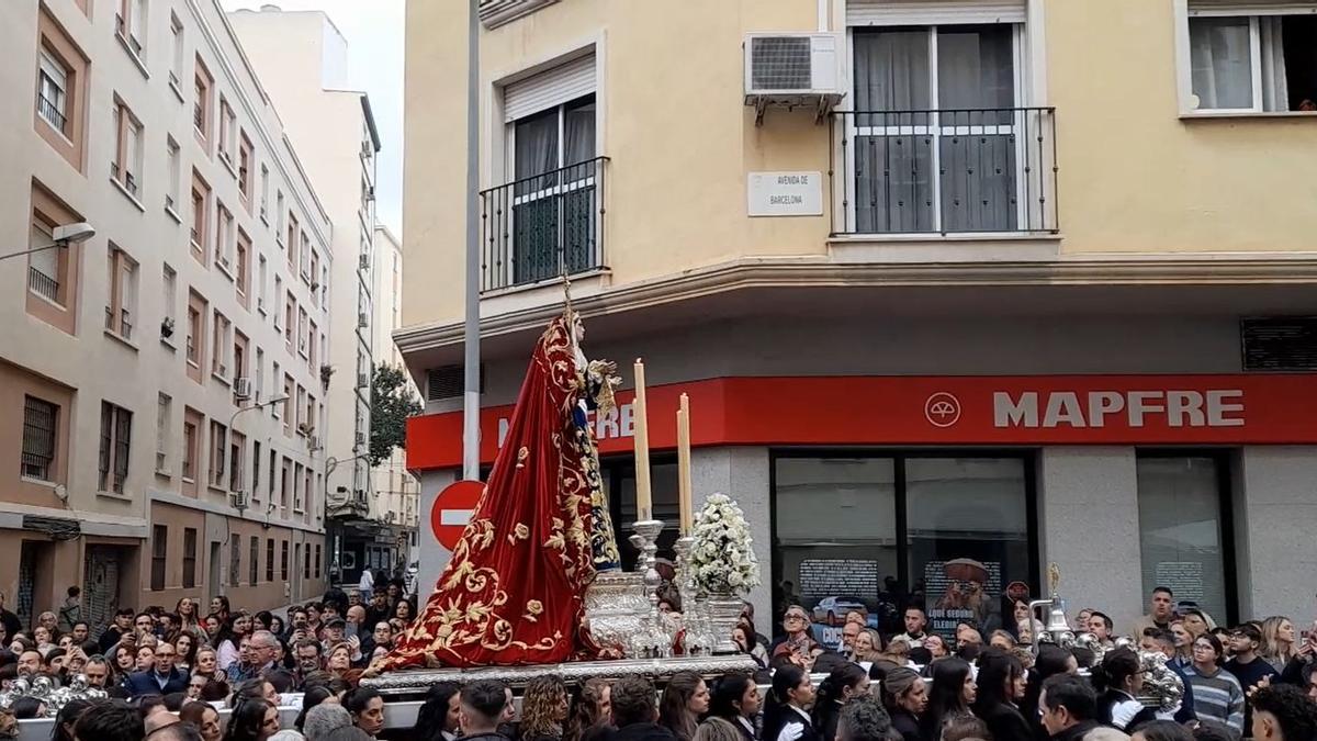 La Virgen de la Amargura avanza por la avenida de Barcelona en su traslado.